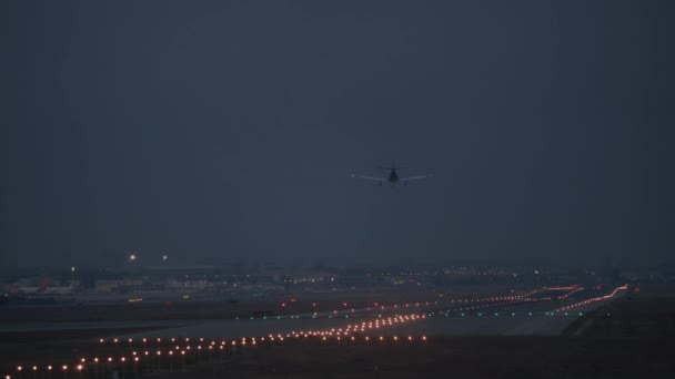 Samolot Pasażerski Ląduje Nocą Podświetlanym Pasie Startowym Lotniska — Wideo stockowe