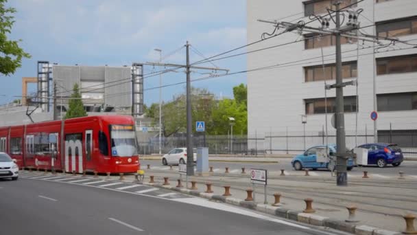 Burjassot Spain 2023年5月19日 红色高速地铁沿着城市街道行驶 — 图库视频影像