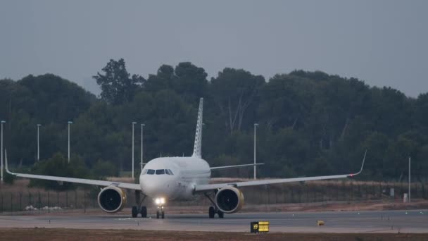 Valencia Manises Spanje Mei 2023 Een Vueling Passagierstaxi Langs Landingsbaan — Stockvideo
