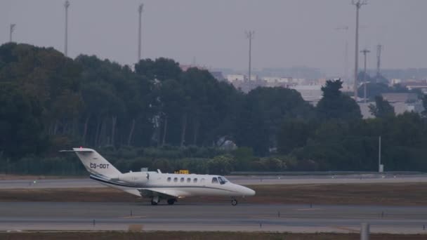 Valencia Manises Spa Mayıs 2023 Havaalanı Taksisinde Beyaz Özel Jet — Stok video