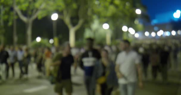 Πλήθος Νύχτας Εκτός Εστίασης Στη Βαρκελώνη — Αρχείο Βίντεο