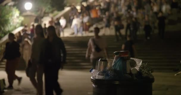 Konser Sonrası Çöp Kutusuyla Dolu Planda Kimliği Belirsiz Kişiler Merdivenlerden — Stok video
