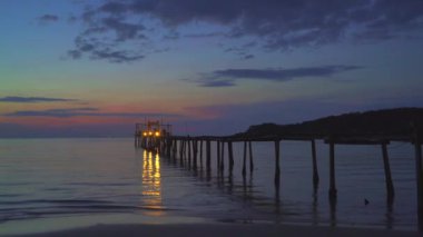 Koh Kood, Tayland 'da günbatımı. Büyüleyici gece renkleri ve güzel sahil ve adanın nefes kesici manzarası. Hızlandırılmış görüntüler sakin bir atmosfer ve çarpıcı bir günbatımı yakalıyor..