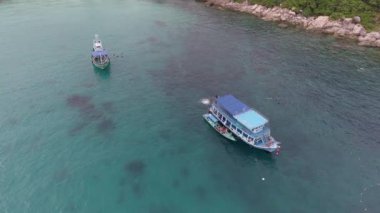 Koh Tao, Tayland 'da çarpıcı bir gün batımı. Plaj aşıkları ve şnorkelle yüzmek için mükemmel.