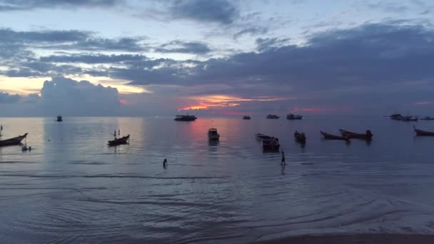 Пляж Тайского Острова Серен Закате Лодками Кораблями Спокойных Водах Живописный — стоковое видео