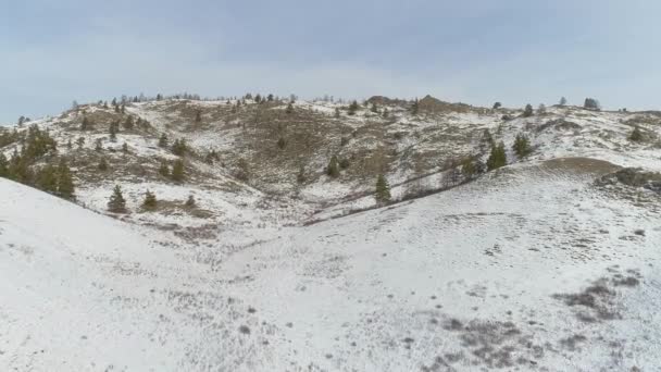 俄罗斯卡卡西亚的雪山景观令人叹为观止 陡峭的岩层 白雪覆盖的道路 美丽的冬季风景 完美的旅行爱好者和自然爱好者 — 图库视频影像