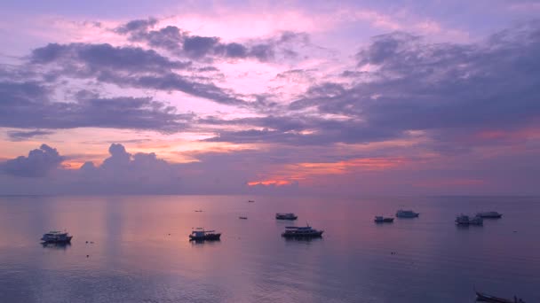 코타오 활기찬 일몰을 화려한 구름과 고요한 경관으로 둘러싸인 평화로운 해변과 — 비디오