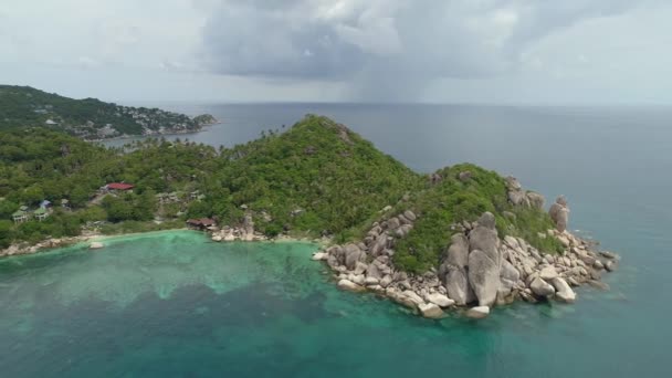 Остров Океане Коралловой Лагуной Окруженный Панорамным Мысом Наслаждайтесь Пляжем Свободы — стоковое видео
