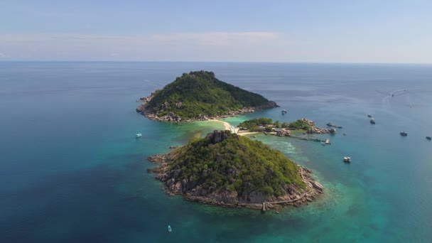 タイのツイン トロピカル アイランドの美しさを 自然のビーチ クリスタル ウォーター 活気に満ちた海洋生物で体験してください ダイビング シュノーケリング またはパラダイスでリラックスするのに最適 — ストック動画