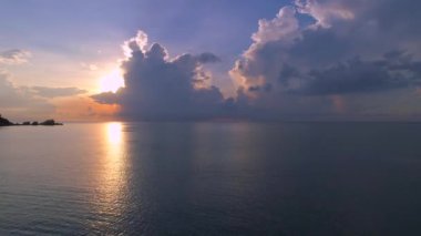 Sunsetbeach 'e uçmak, Tayland Koh Pha Ngan' ın güzelliğini tatmak. Gökyüzünün canlı renklerinin tadını çıkarın ve altın saat boyunca sahil boyunca uçarken sakin deniz manzarasının..