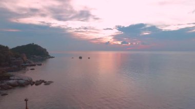 Tayland 'da Koh Tao plajında güzel bir gün batımı, canlı bulutlar ve çarpıcı bir körfez..