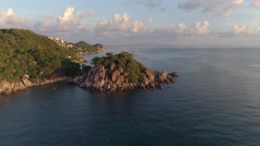 Koh Tao Sai Nuan sahilindeki büyüleyici Altın Saati tecrübe edin. Renkli günbatımına, okyanusta süzülen yelkenlilere ve nefes kesici sahil şeridine hayret ediyorum. Gökyüzündeki canlı bulutlar gökyüzüne eklenir