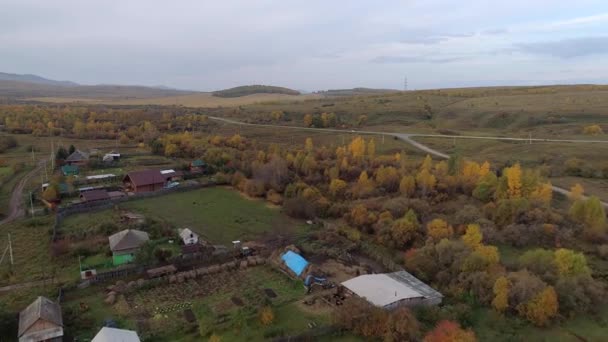 Wspaniały Jesienny Krajobraz Chakasji Syberii Kolorowe Drzewa Wzgórza Stary Dom — Wideo stockowe