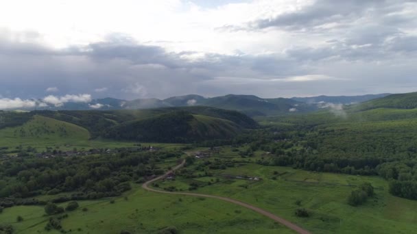 Drone Captura Vista Deslumbrante Aldeia Montanhas Florestadas — Vídeo de Stock