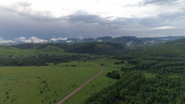 Luftaufnahme Eines Nebligen Walddorfes Chakassien Drohne Fliegt Durch Wolken Und — Stockvideo