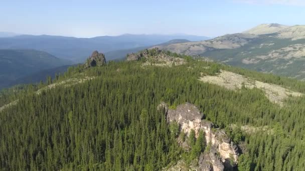 ヒューマサキ国立公園のカカサシアタイガとロックグリーンの木の美しさを発見してください 素晴らしい山の風景と岩の地形に浸る シベリアの魅惑的な性質を体験する — ストック動画