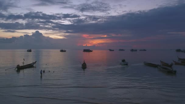 Lenyűgöző Naplemente Koh Tao Felett Csónakokkal Óceánban Esti Fény Színes — Stock videók