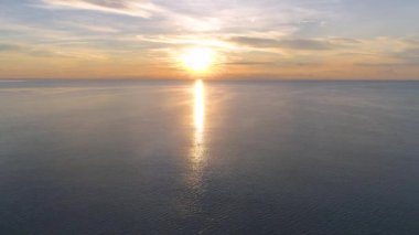 Güneş yollarının göz kamaştırıcı bir görüntüsü, altın saat renkleri ve Koh Phangan 'da sakin bir plajı var. Güneş ışınları denizi aydınlatarak Tayland 'da büyüleyici bir gündoğumu deniz manzarası yaratır..