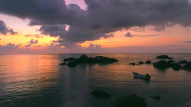 Bulutlarla dolu okyanusun üzerinde renkli bir gün batımı. Koh Tao, Tayland 'ın güzel kıyı şeridi. Gece ışıkları Tao Adası 'ndaki Sai Nuan Sahili' ni aydınlatıyor. Muhteşem plajları ve Tayland adalarını keşfedin..