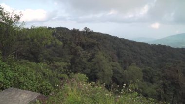 Chiang Mai, Tayland 'daki çarpıcı dağ manzarası. Bereketli ormanlar, yeşil çimenler ve görkemli dağlar güzel bir milli park yaratır..