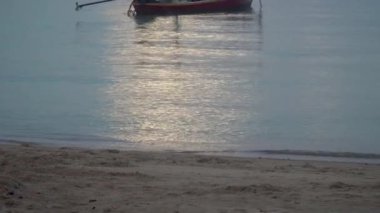 Tekne gün doğarken Koh Tao, Tayland 'ın güzel sularında yüzüyor..