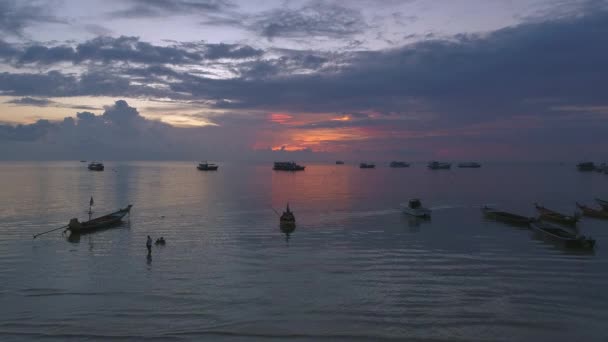 Потрясающий Тайский Пляж Закат Лодками Парусный Спорт Живописная Береговая Линия — стоковое видео