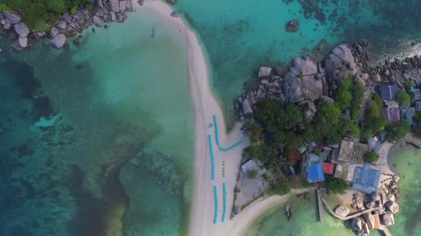 自然のビーチ サンゴラグーン ダイビングの機会 魅力的なホテルとタイの2つの熱帯島コアナンユアンとコタオの素晴らしい美しさを発見してください — ストック動画