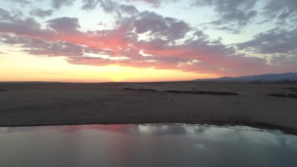 Потрясающая Сцена Восхода Солнца Розовыми Облаками Спокойным Озером Зеленой Травой — стоковое видео