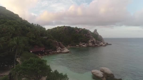 Потрясающая Воздушная Съемка Пляжа Свободы Таиланда Рассвете Кристально Чистые Бирюзовые — стоковое видео