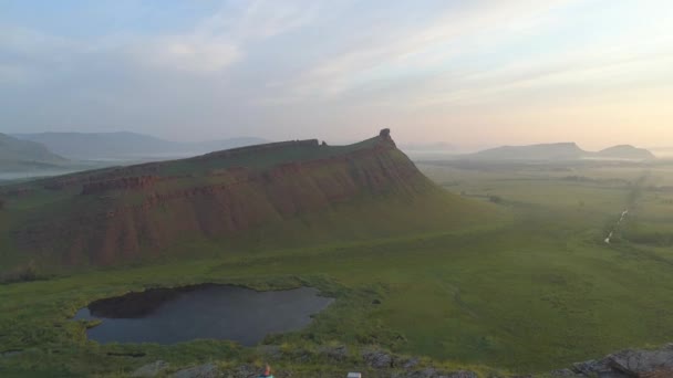Drone Captura Impresionante Amanecer Sobre Valle Brumoso Monumento Histórico Montañas — Vídeo de stock