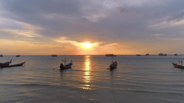 Закат Над Тао Koh Tao Лодки Спокойных Водах Красочное Небо — стоковое видео