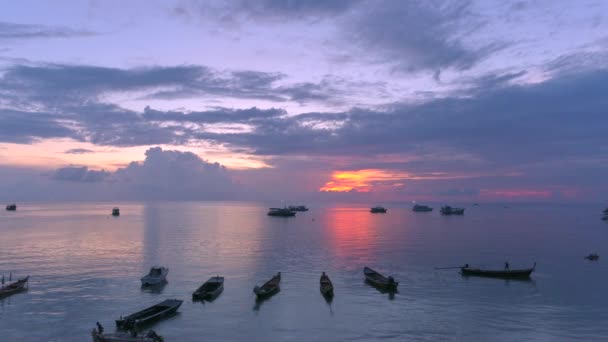 Impresionante Puesta Sol Sobre Koh Tao Con Barcos Navegando Nubes — Vídeo de stock