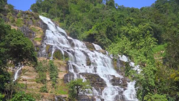 Ζήστε Την Γαλήνια Ομορφιά Του Majestic Nam Tok Mae Waterfall — Αρχείο Βίντεο