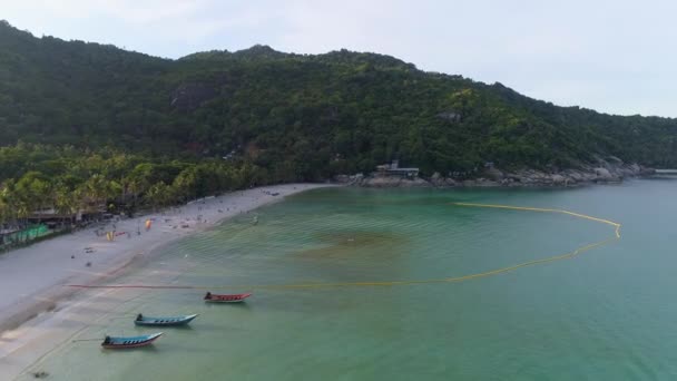 タイハードリンビーチの美しさをゴールデンタイムで体験してください 純粋な白い砂 ターコイズの水 そして活気に満ちたボートがコ パハルンで待っています — ストック動画