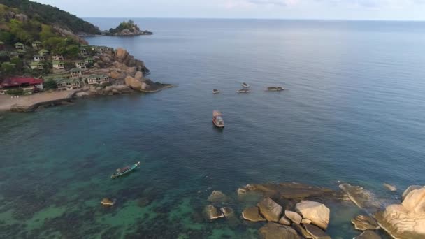 Vacker Thailändsk Strand Koh Tao Med Långa Stjärtbåtar Turkost Hav — Stockvideo