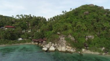 Koh Tao 'daki lüks tatil köyü muhteşem okyanus manzaralı, sakin plajlı bir cennet kaçışı sunuyor. Tayland 'daki tropik adanın özgürlüğünü ve güzelliğini tecrübe edin..