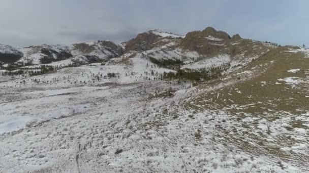 美しい青い空 雪に覆われた山々 広大なステップフィールドでハカシアの冬のワンダーランドの美しさを体験してください — ストック動画