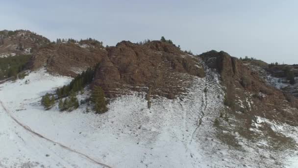 俄罗斯卡卡西亚冬季雪景的令人叹为观止的空中景观 覆盖着霜冻的田野 雄伟的群山 美丽的雪道 完美的旅游爱好者希望看到西伯利亚的自然美 — 图库视频影像