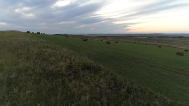 シベリアの田園地帯の秋の風景を和らげる 干し草 ハカシアステップの上の日没の空をねじ曲げる — ストック動画