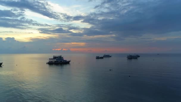 タイの素晴らしい夕日 ラグーン 活気に満ちた水中世界の魔法を体験してください タイのビーチの静けさに浸り コタオの海岸線の美しさを探索してください — ストック動画