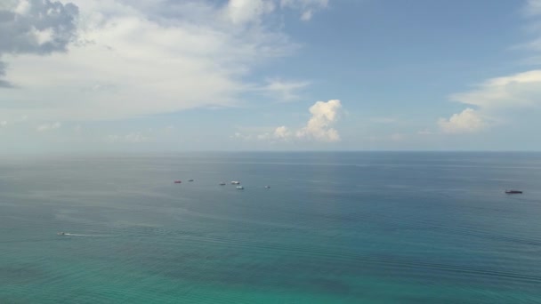 Fantastisk Solnedgång Över Koh Tao Med Färgglada Båtar Som Seglar — Stockvideo