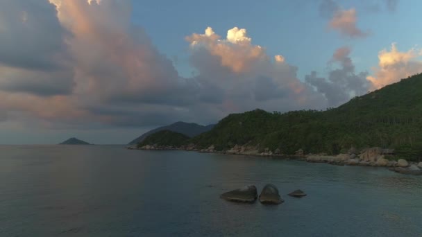 Matahari Terbenam Yang Menakjubkan Atas Garis Pantai Koh Tao Dengan — Stok Video