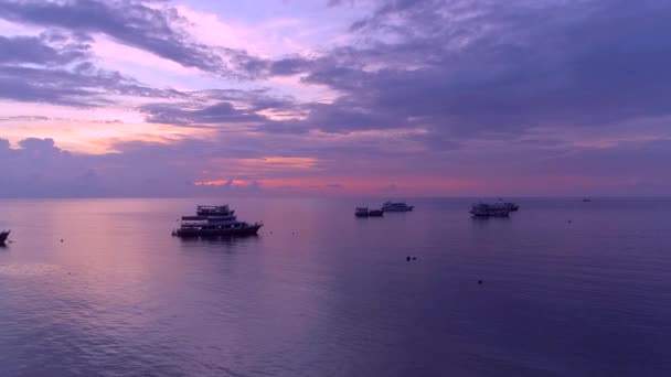 Закат Над Морем Лодки Разноцветным Небом — стоковое видео