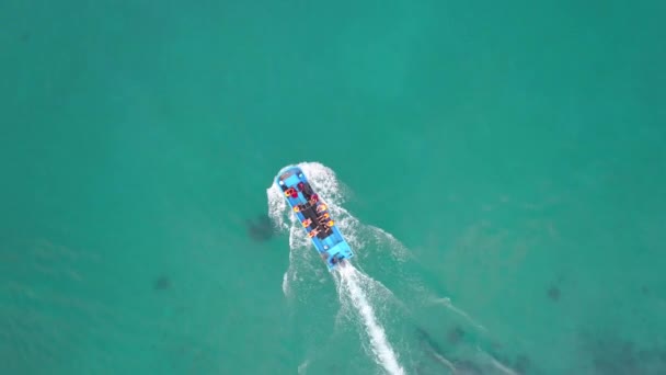 Barcos Coloridos Navegam Longo Costa Koh Tao Convidando Snorkelers Explorar — Vídeo de Stock
