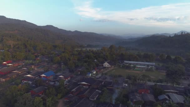 Wspaniałe Zdjęcie Lotnicze Mglistej Górskiej Wioski Chiang Mai Tajlandia Podkreślające — Wideo stockowe