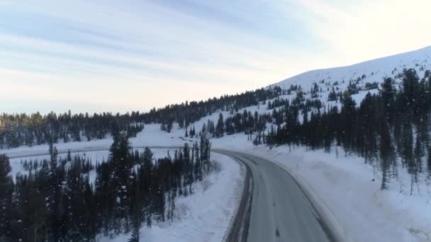 Dech Beroucí Letecký Pohled Zimní Silnici Vinoucí Malebnými Horami Sibiře — Stock video