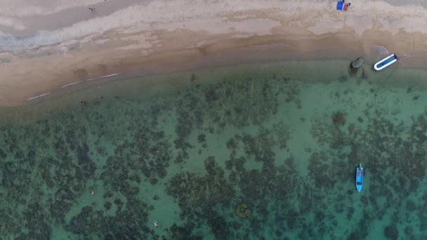 Gyönyörű Kilátás Nyílik Thaiföldre Strand Csónakok Korall Lagúna Emberek Búvárkodás — Stock videók