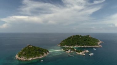 Tayland 'daki çarpıcı bir tropik ada cenneti için Koh Tao' ya kaçmak. Canlı mercan resiflerinin, yemyeşil manzaraların ve mavi okyanusun nefes kesici 4K hava görüntüsü. Nihai tatil kaçamağı.