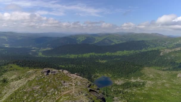 ロシアのシベリア山脈の素晴らしい風景 緑の牧草地 雄大なピーク 穏やかな湖 エピック雲 澄んだ青空 旅行ビデオに最適 — ストック動画