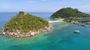 Kristal berrak sular, tekneler ve dalış faaliyetleriyle Tayland tropikal adalarının büyüleyici güzelliğini keşfedin. Uçsuz bucaksız okyanus ve huzur içinde Koh Nang Yuan ve Koh Tao 'yu keşfedin.